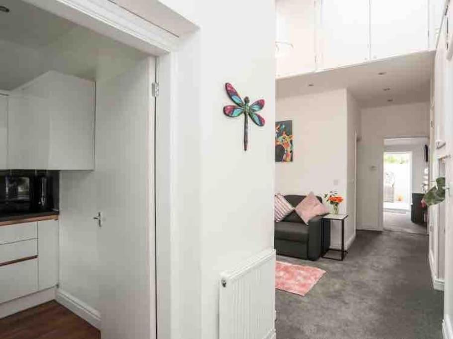 Beeches Bach, 1 Bedroom Cottage With Hot Tub Prestatyn Εξωτερικό φωτογραφία